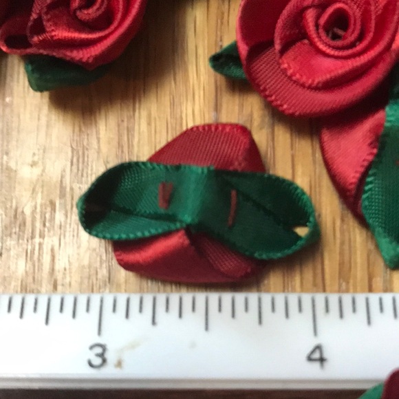 100 deep red ribbon roses New and unused - Picture 3 of 5